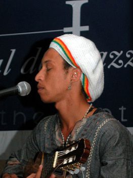 Vadú – Um músico que Cabo Verde perdeu numa idade prematura. Ouvi a sua música através do tio dele, Zeca, num CD. Anos depois consegui assistir a alguns concertos em que ele tocou.